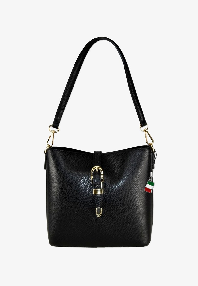 Zwarte leren handtas met een gestructureerde afwerking, gouden hardware, een gespdetail aan de voorkant, en een klein Italiaans vlaggetje als bedeltje eraan bevestigd.