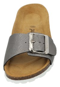 Grijze gestructureerde slip-on sandaal met een grote zilveren gesp, gevormde kurken voetbed en witte rubberen zool. Glad binnenfutter. Maat 37.