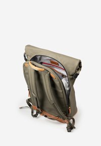 Olivgrüner Rolltop-Rucksack mit gepolsterten Schulterriemen, Ledergriff, braunem Boden und teilweise geöffnetem Inneren mit rot gefütterter Tasche.