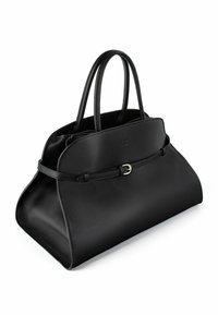 Czarna skórzana torebka o usztywnionym kształcie, płaskim spodzie, podwójnych górnych uchwytach oraz ozdobie z klamrą na kontrastowym pasku. Gładka faktura.