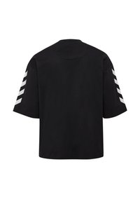 Zwarte t-shirt met korte mouwen en een ronde hals, voorzien van witte diagonale strepen op beide mouwen. Gemaakt van zachte, gladde stof.