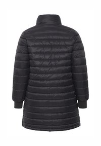 Giubbotto imbottito nero con collo alto, caratterizzato da pannelli trapuntati orizzontali e polsini a costine. Il tessuto ha una texture liscia e lucida.