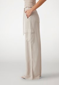 Guess RELAXED FIT - Cargobroek - beige