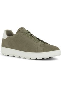 Sneaker in suede verde oliva con suola in gomma bianca, texture liscia, punta rotonda e accento del tallone a contrasto. I lacci corrispondono al colore della scarpa.