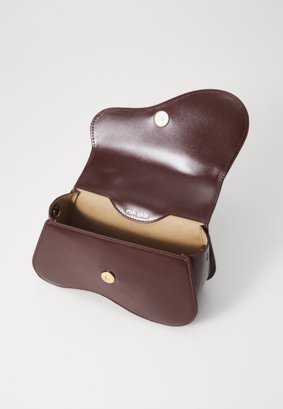 Cult Gaia KAZIA CROSSBODY - Geantă crossbody - espresso