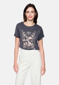 Graues kurzärmeliges T-Shirt mit aufgerollten Bündchen, mit einem cremefarbenen grafischen Design von Bergen und Wildtieren in einem dekorativen Diamanten.