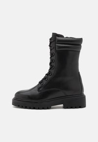 Botas de cuero negras hasta el tobillo con un diseño de cordones, cuello acolchado, suela de goma gruesa y superficie texturizada para mayor durabilidad.