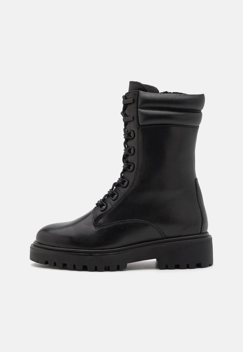 Botas de cuero negras hasta el tobillo con un diseño de cordones, cuello acolchado, suela de goma gruesa y superficie texturizada para mayor durabilidad.