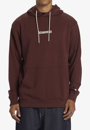 Bordeaux hættetrøje med snore, frontlomme og logo. Lavet af blødt stof med ribbet manchetter og kant. Normal pasform, casual stil.