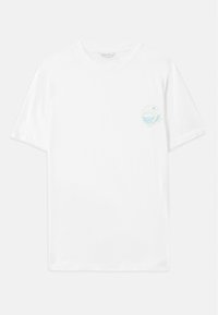T-shirt bianco in cotone con maniche corte, caratterizzato da una piccola stampa grafica multicolore sul lato sinistro del petto che rappresenta onde e la scritta "Out of Plastic".