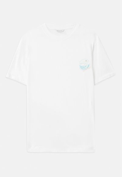 Hvid bomulds t-shirt med korte ærmer, der har et lille flerfarvet grafisk print på venstre bryst, der viser bølger og teksten "Out of Plastic."