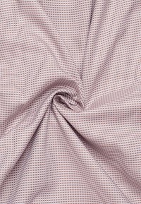 Licht mauve stof met een klein, herhalend vierkant patroon in bruin. Zachte textuur, valt soepel met een lichte glans.