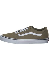 Zapatilla de lona verde oliva con cordones blancos y una franja lateral, que presenta una suela de goma blanca con un acento rojo cerca del talón.