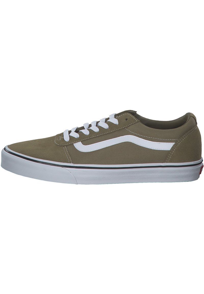 Zapatilla de lona verde oliva con cordones blancos y una franja lateral, que presenta una suela de goma blanca con un acento rojo cerca del talón.