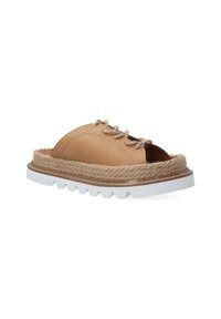 Tan leren slippert met een gevlochten jute zool, witte rubberen buitenzool en subtiele kantaccenten op de bovenkant. Open teen ontwerp.