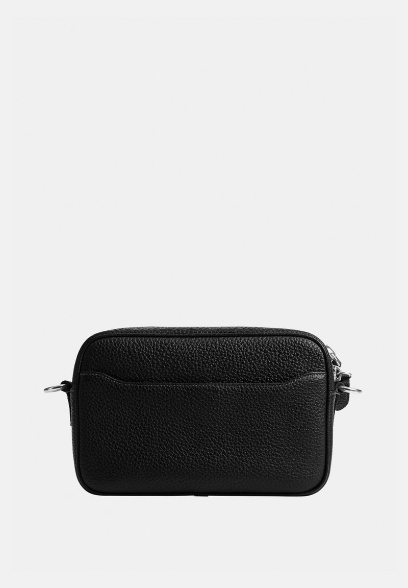 Schwarze, strukturierte Leder-Umhängetasche in Rechteckform mit vorderer Einschubtasche und silberfarbener Beschläge auf schlichtem Hintergrund.