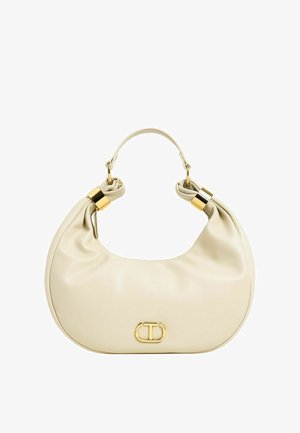 Sac à main en cuir crème avec une forme courbée, une poignée nouée et des accents en métal doré, comportant un détail de logo à l'avant.