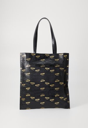 Saco tote de couro sintético preto com detalhes do logótipo amarelo. Apresenta alças longas e uma forma retangular estruturada.