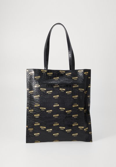 Bolsa tote de cuero sintético de cocodrilo negro con detalles del logo en amarillo. Presenta asas largas y una forma rectangular estructurada.