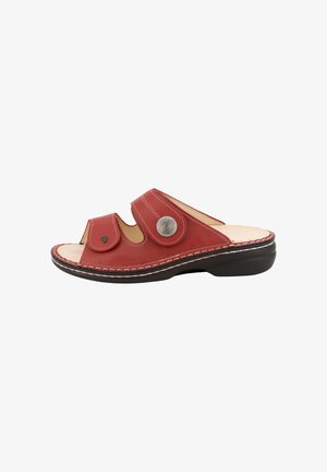 Sandale en cuir rouge à bout ouvert avec double bride réglable, détail bouton rond argenté, semelle intérieure beige rembourrée et semelle noire.