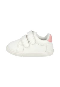 Zapatillas blancas con dos correas de Velcro, de material sintético y lona, punta redondeada, suela texturizada y un acento rosa en el talón.