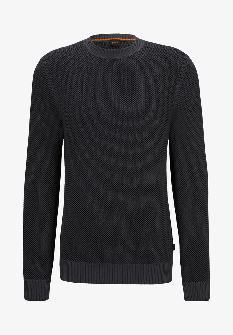 Pull noir à manches longues pour homme, à col ras du cou texturé, avec poignets et ourlet côtelés, étiquette de marque à l'intérieur du col et petite étiquette latérale.