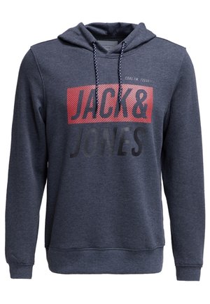 Donkergrijze capuchontrui met vooraan de tekst "JACK & JONES", met een rode rechthoekige achtergrond achter "JACK &" en zwarte trekkoorden.