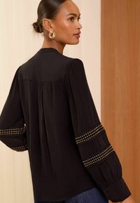 Love & Roses V NECK HARDWARE DETAIL -REGULAR FIT - Blúzka - black