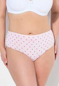 Rosa Baumwollunterwäsche mit kleinen roten Herzen, hoch geschnittenes Design und dem Wort "DIENSTAG" auf der Vorderseite gedruckt. Glatte Textur, klassischer Schnitt.