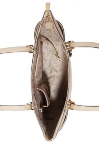 Borsa beige vista dall'alto, che mostra il suo interno con zip e scomparti e hardware tono oro. Design pulito e semplice.