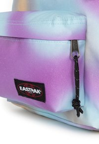 Eastpak rugzak met een gradient ontwerp in paars en blauw. Voorzien van een voorvak, ritssluiting en logo-label. Geweven stof.