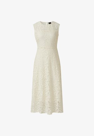 Mouwloze, knielange witte kanten jurk met getailleerde taille en bloemenpatroon, voorzien van een ronde halslijn en knoopsluiting aan de achterkant.