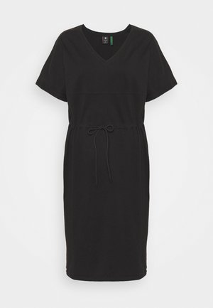 Robe noire longueur genou avec col en V, manches courtes et taille ajustable avec cordon de serrage.