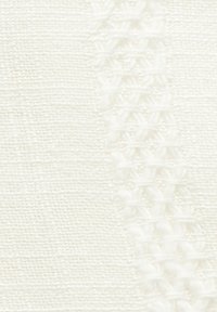 Textilstoff in cremiger Farbe, mit einem gewebten Muster und zarter Textur sowie einem subtilen Akzentstreifen, der Tiefe und Detail verleiht.