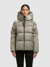 Kurtka puchowa w jasnym oliwkowym kolorze, z wysokim kołnierzem, zamkiem błyskawicznym, poziomym pikowaniem i elastycznymi mankietami dla zapewnienia ciepła.