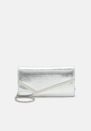 Zilverkleurige metallic clutch met textuur en een metalen V-vormig accent, voorzien van een korte zilveren kettingriem op een effen achtergrond.