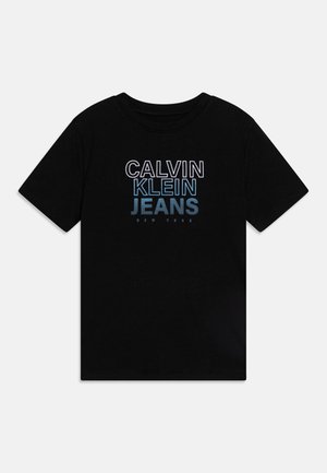 T-shirt in cotone nero con la scritta "CALVIN KLEIN JEANS NEW YORK" in bianco e azzurro chiaro, colletto tondo e maniche corte.