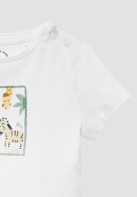 Witte katoenen T-shirt met korte mouwen, met een kleurrijk dierenprintontwerp, inclusief een zebra en een giraffe, en drukknoopjes op de schouder.