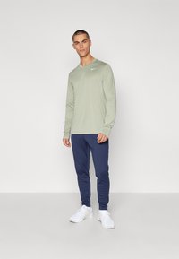 Nike Performance TEE RESET - Langarmshirt - jade horizon/white