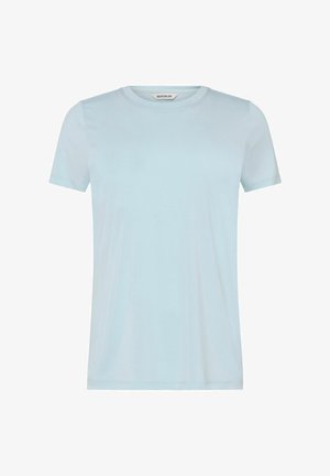 T-shirt bleu clair à manches courtes en tissu doux. Il présente un col rond et un design simple et classique sans motifs ni embellissements.