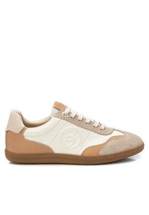 Zapatilla baja en crema, beige y marrón claro con puntera de ante, cierre con cordones, suela de goma redonda y logotipo circular en relieve en el lateral.