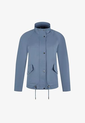 Niebieska lekka kurtka z wysokim kołnierzem, zapięciem na zatrzaski z przodu, dwoma kieszeniami z patkami i regulowanymi sznureczkami u dołu.