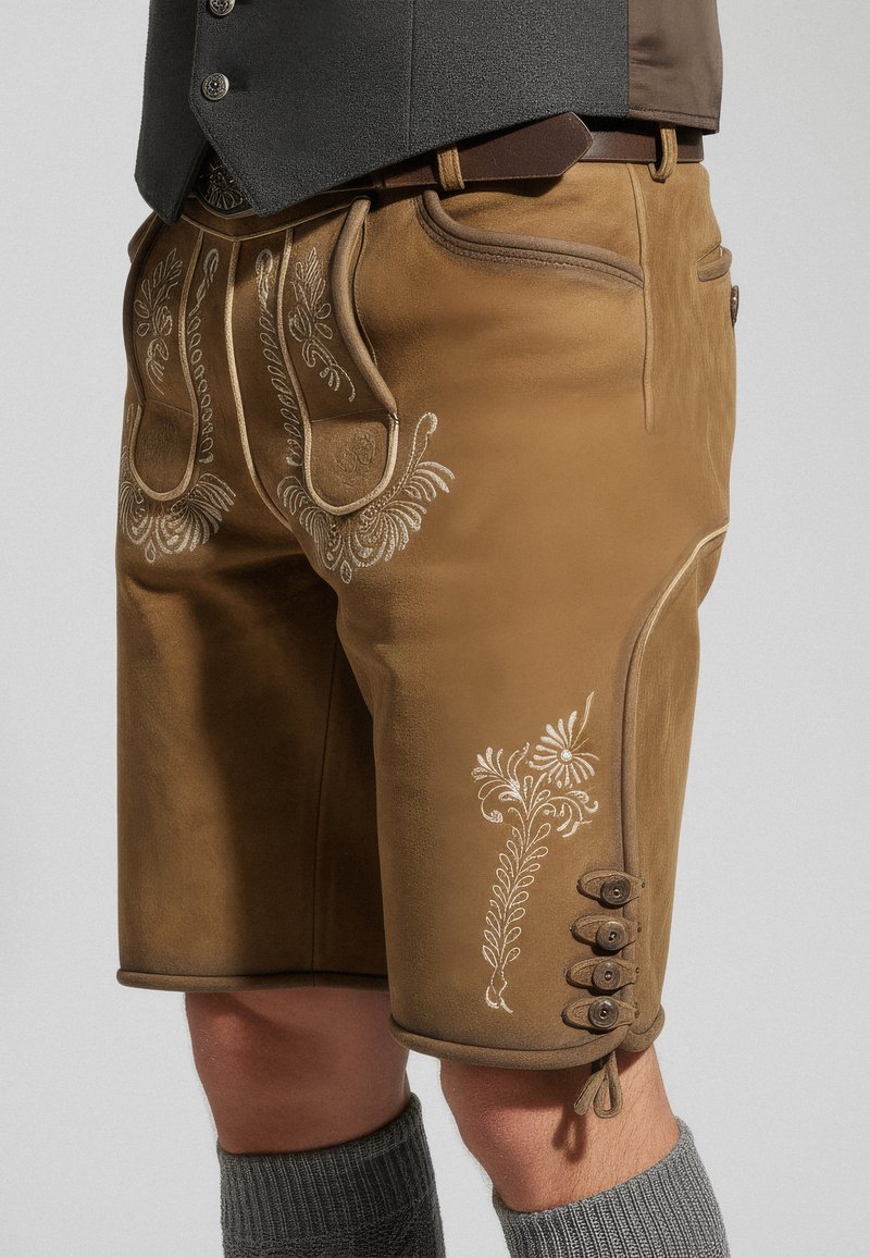 Brune lædershorts med broderede blomsterdesigns. Har sidelommer, dekorative knapper og en glat overflade.