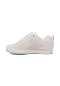Weiße Wildledersneaker mit niedrigem Profil, hellblauer Außensohle und minimalistischem Design. Verfügt über flache Schnürsenkel und kleine Perforationen zur Belüftung.