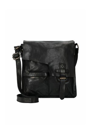 Zwarte leren schoudertas met een klep, voorkantvak en verstelbare schouderriem. Voorzien van een gestructureerde afwerking en metalen hardware accenten.