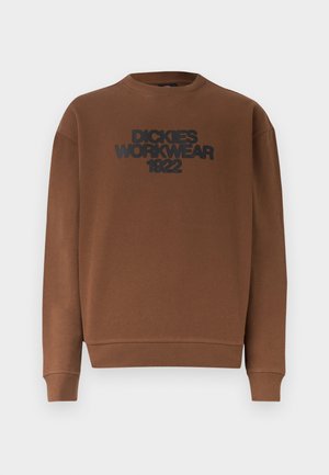 Barna hosszú ujjú, kerek nyakú pulóver bordázott mandzsettával és szegéllyel, a mellrészen fekete "DICKIES WORKWEAR 1922" felirattal.