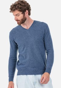 Pull en laine bleu à col en V avec manches longues, texture douce, ourlet et poignets côtelés. Léger, design simple, adapté à un usage décontracté.