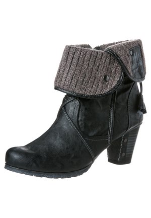 Mustat nahkaiset nilkkurit, joissa on taitettu harmaa neulottu varsi, tukevat korot ja koristeellinen tikkaus.