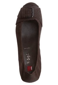 Brun mockaknäppskor med rund tå, scallopade kanter, perforerade detaljer och en sidobuckleaccent. Slät inre foder.