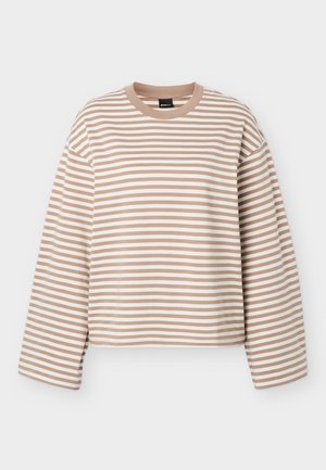 Camisa de rayas horizontales beige y blancas de manga larga con cuello redondo, ajuste holgado y costuras caídas en los hombros sobre un fondo liso.